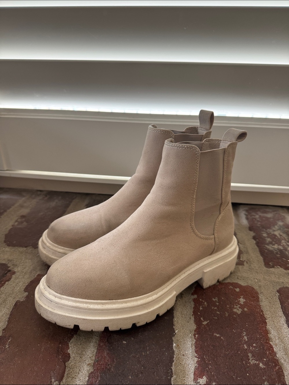 Women’s Chelsea Lug Sole Boot - Beige